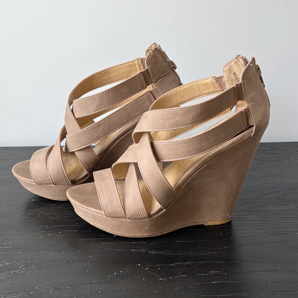 Chinese Laundry 5” Taupe Leather Wedge Sandal Heels - Picture 2 of 5